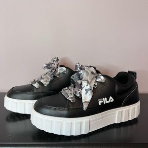Fila Sandblast Womens 8.5 Black and White Platform Sneaker Satin Laces